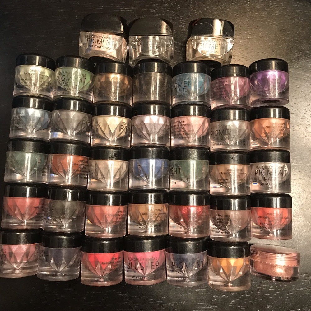 Younique pigments as a set